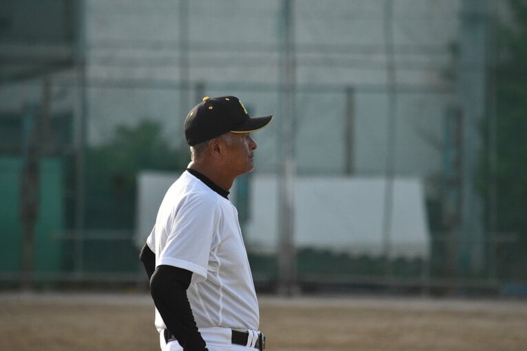 選手を見つめる崇徳前監督、應武篤良氏（2018年撮影） ©Kota Inoue