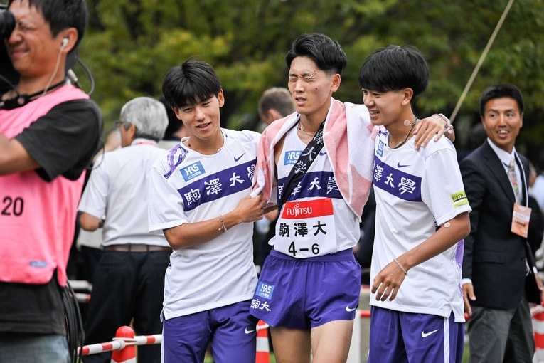 チームメイトに迎えられる駒澤・篠原　　©Nanae Suzuki
