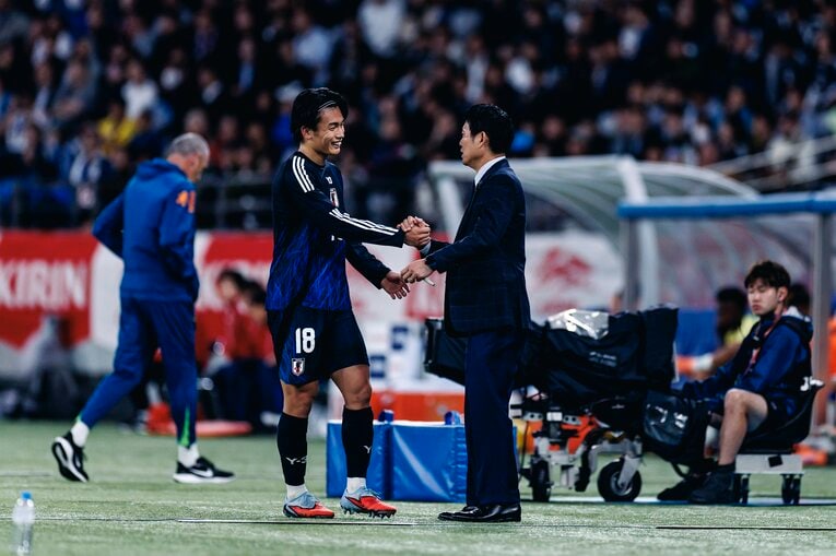 【計30枚超：“テレビに映らない”日本代表ブラジル戦歴史的初勝利】殊勲の上田をねぎらう森保監督…写真はまだまだ続きます　©Kiichi Matsumoto