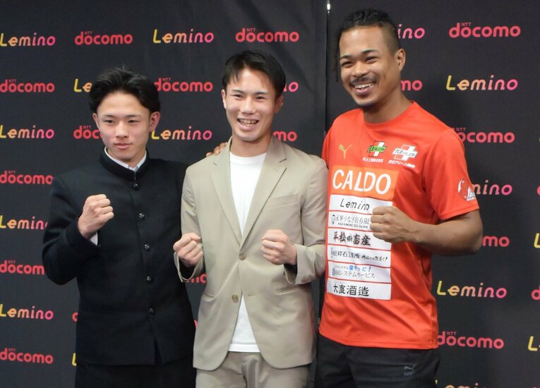 片岡雷斗（左）、岡澤セオン（右）とともに大橋ジム、「Lemino」と契約した　©JIJI PRESS