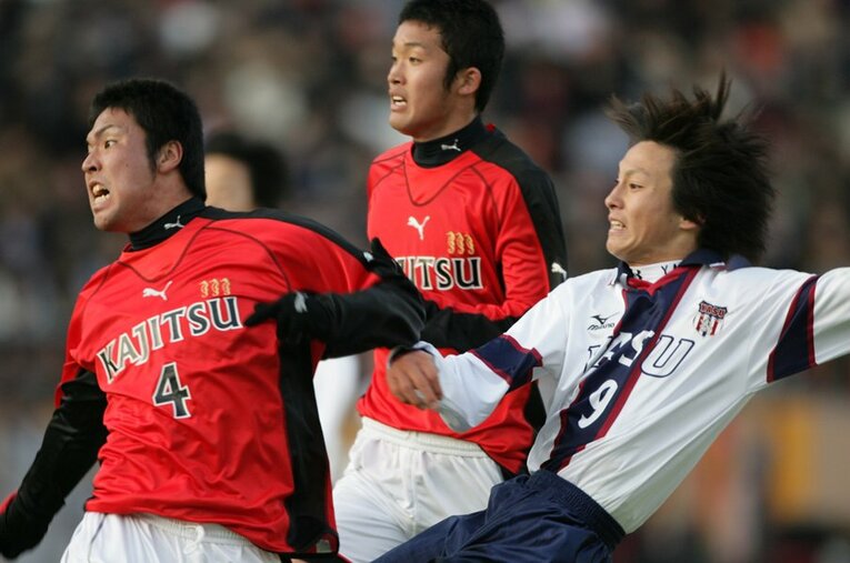 2005年度高校サッカー選手権・決勝で鹿児島実業を下して全国優勝を達成した野洲。ストライカーとして活躍した青木孝太（写真右）が当時を振り返った　©YUTAKA/AFLO SPORT