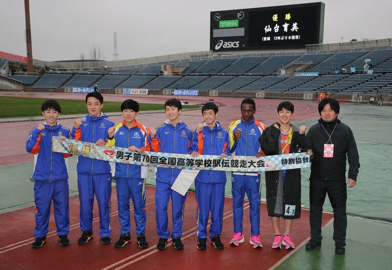 【2019年の全国高校駅伝】仙台育英高時代の兄の吉居大和（左から3人目）と弟の駿恭（右から2人目）　©JIJI PRESS