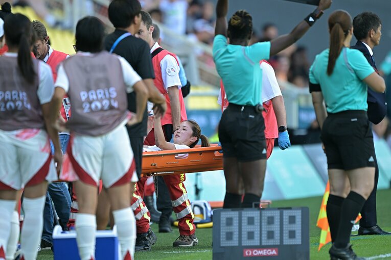 担架で運び出される際も清水は冷静だった　©Takuya Kaneko/JMPA