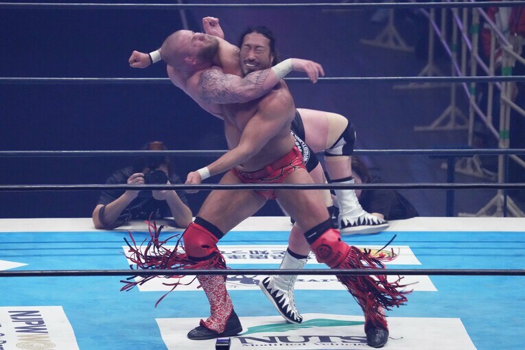 ゲイブ・キッドにラリアットをぶちかます辻陽太　©Essei Hara
