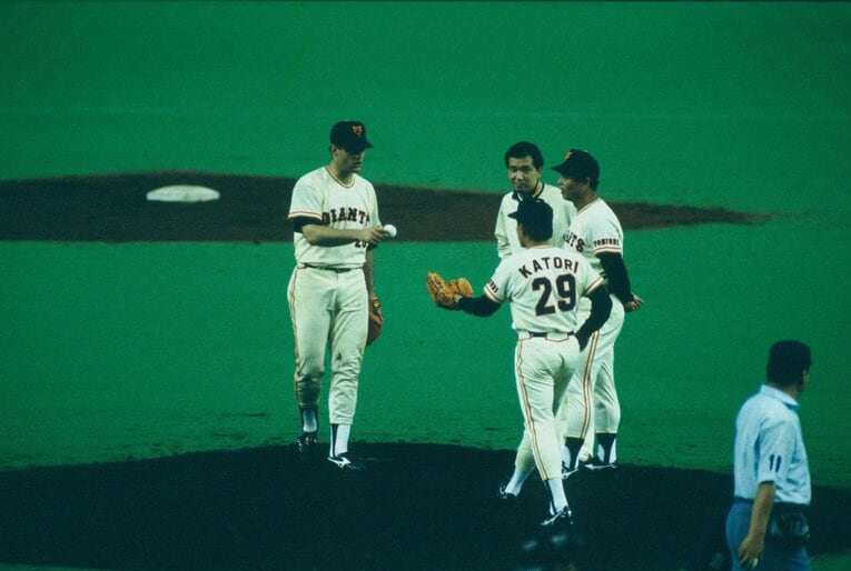 ガリクソンから鹿取へ交代を命じる（1988年）©︎Makoto Kenmizaki