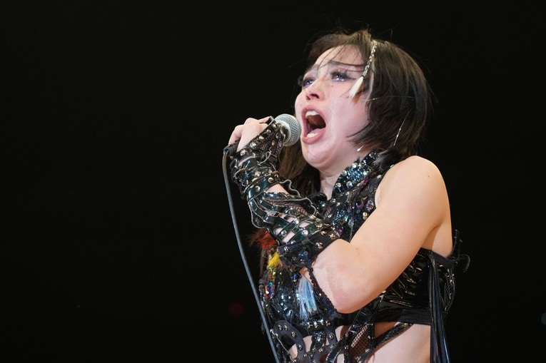 マイクを取る上谷沙弥　©Essei Hara