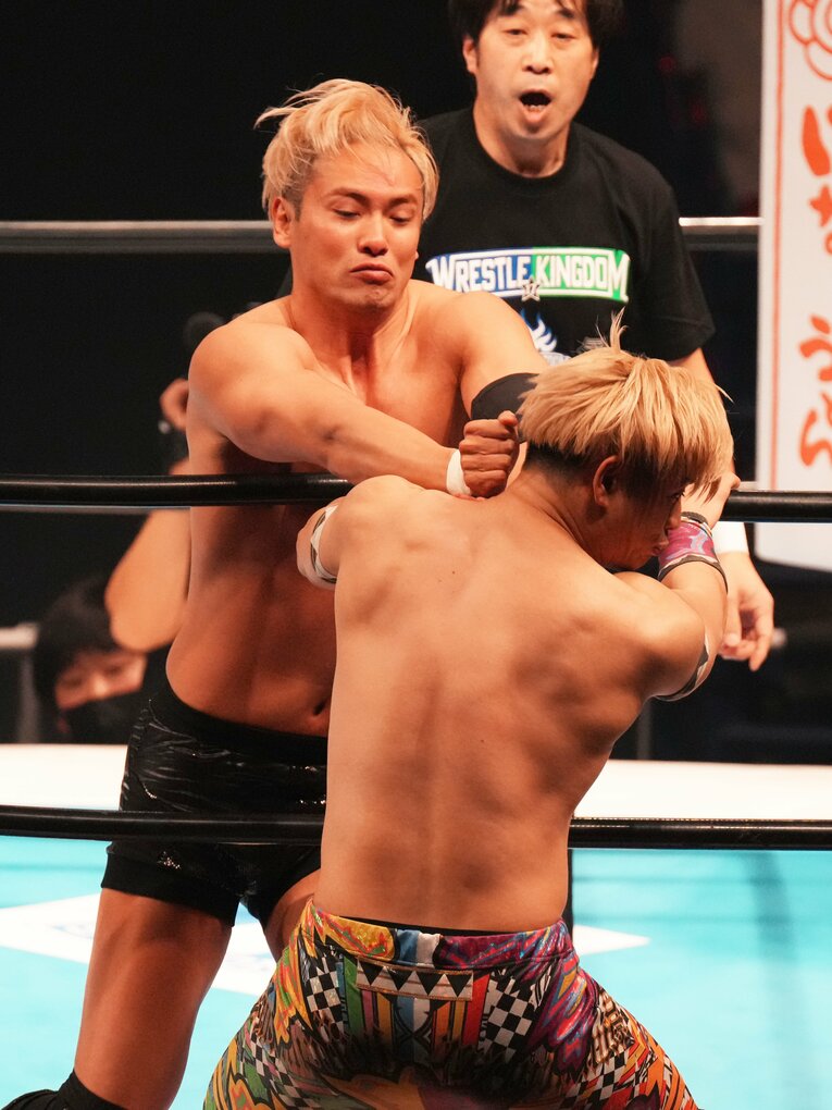 1月21日、横浜アリーナ。清宮をリング外に突き落とすオカダ・カズチカ。