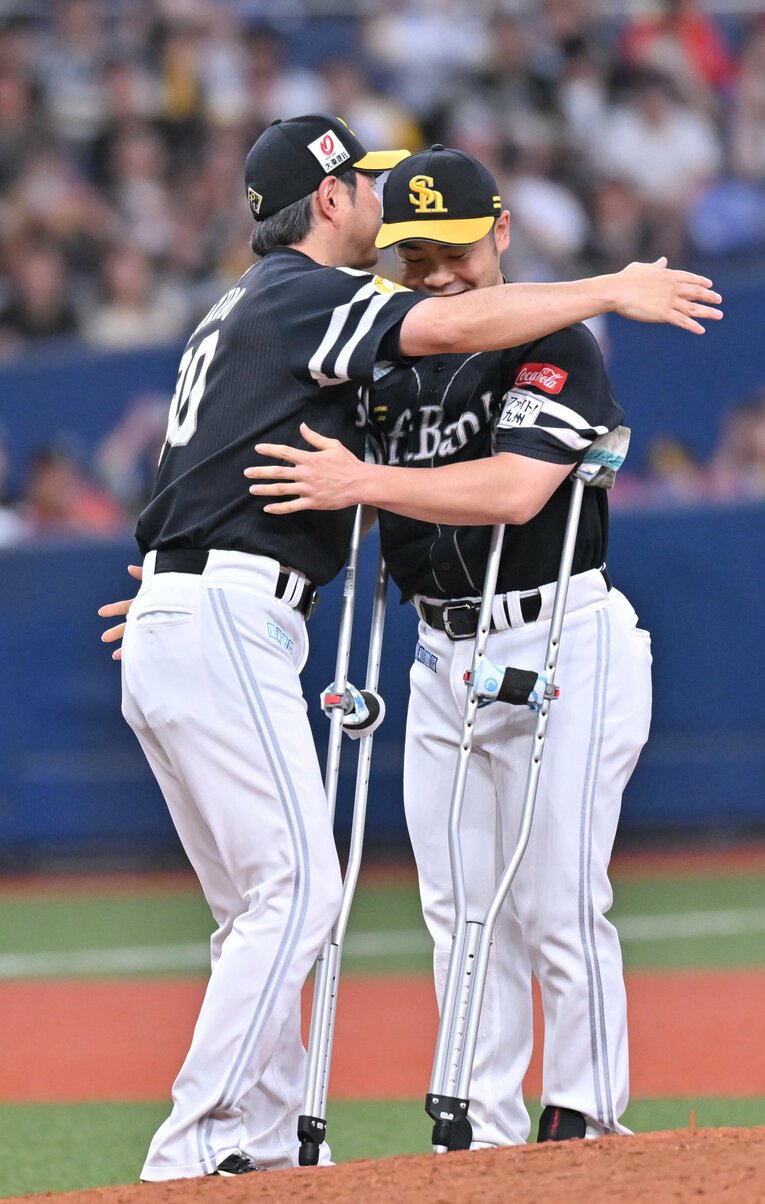 【優勝の瞬間】離脱中の近藤健介も…小久保監督とハグ　©JIJI PRESS