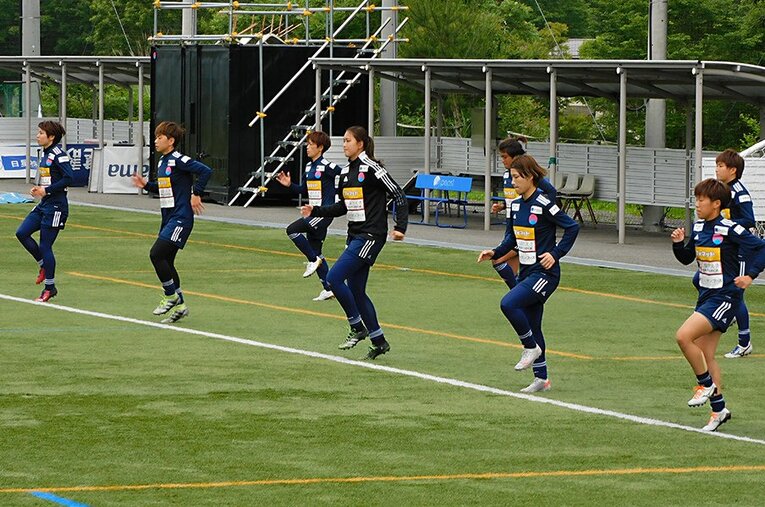 働きながらサッカーに打ち込む「FCふじざくら山梨」の選手たち ／ photograph by Jun Aida