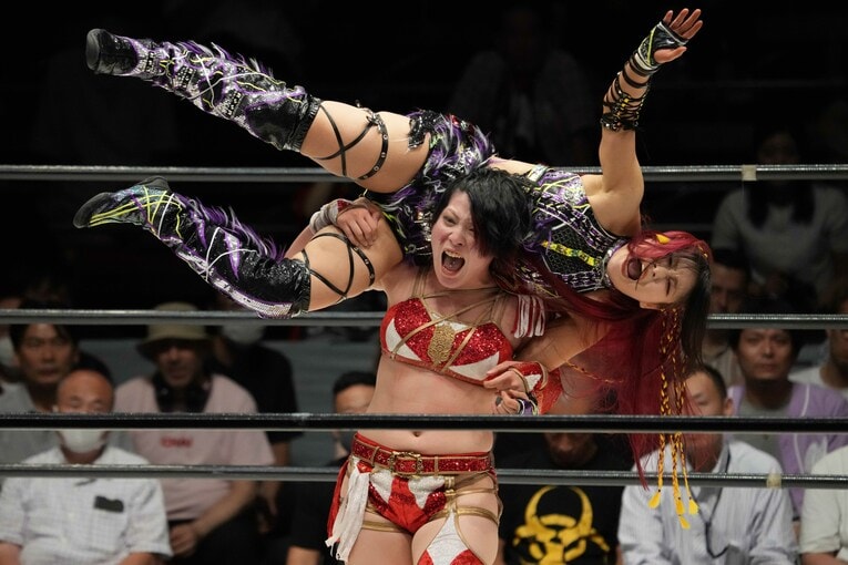 憧れだったWWEのイヨ・スカイを担ぎ上げる林下詩美。7月13日、両国国技館　©Hiroki Watanabe
