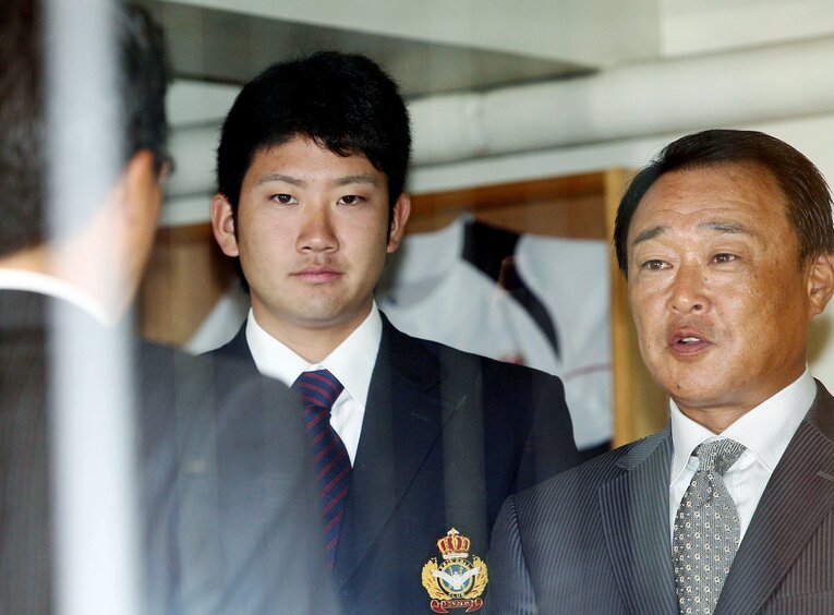 2011年、強行指名した東海大・菅野智之のもとに挨拶に訪れた当時の山田正雄GM（後ろ姿）。右は当時の東海大・横井人輝監督　©︎JIJI PRESS