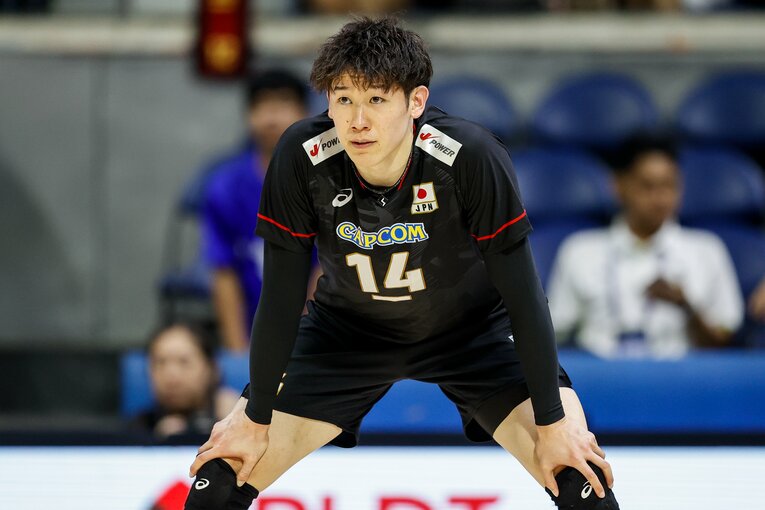 伊藤をはじめとするコーチ陣と会話を重ねていたという主将・石川祐希　©︎Getty Images