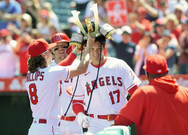 今シーズン第3号ホームランで“兜セレブレーション”を受ける大谷　©JIJI PRESS