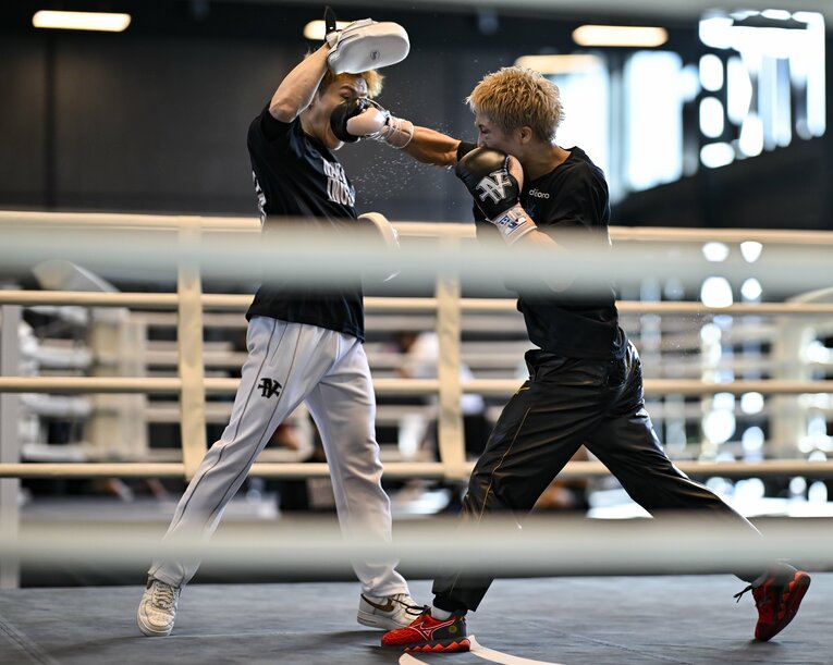 井上尚弥のミット打ち。インパクトの強烈さが写真からも伝わってくる　©Hiroaki Finito Yamaguchi