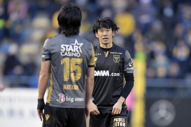 林大地とコミュニケーションを取る香川　©Getty Images