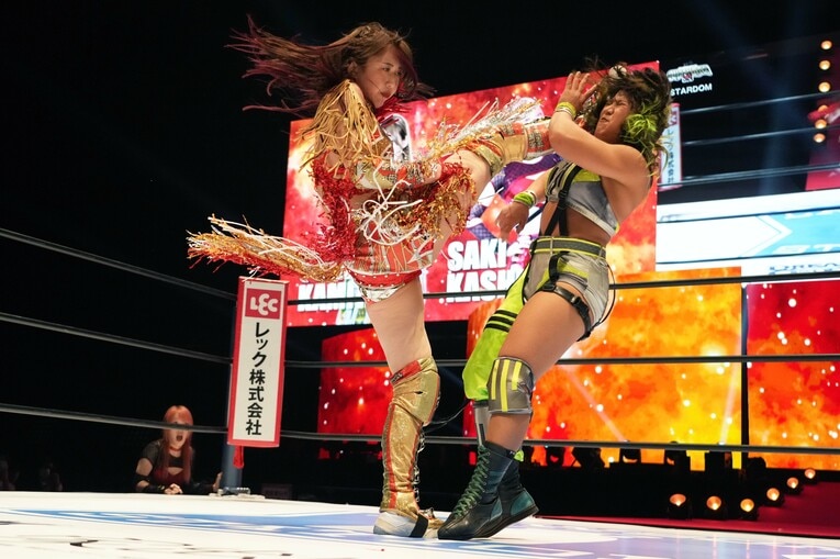 上谷沙弥のスピンキックが飯田沙耶の顔面を襲う　©Essei Hara