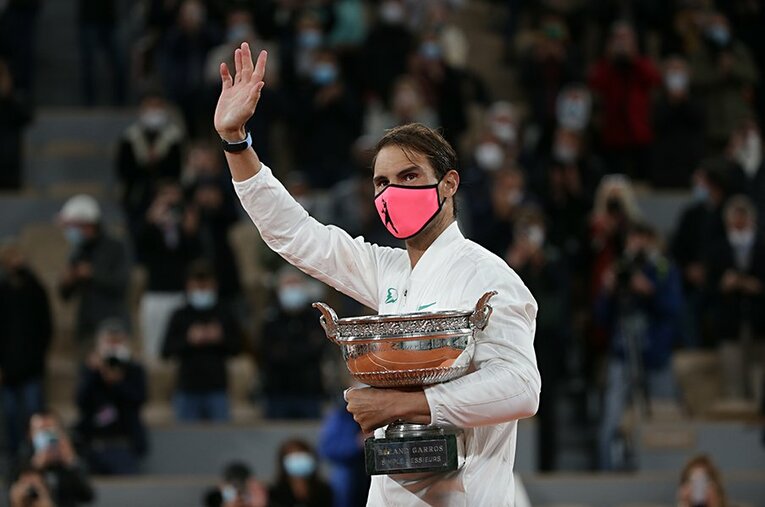 表彰式後、マスク姿で声援にこたえるナダル。選手のほとんどは感染防止対策に努めていたが…… ／ photograph by Hiromasa Mano