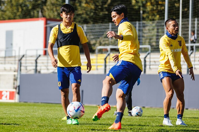 南野拓実と足技で楽しむ久保（22年9月）　©Kiichi Matsumoto