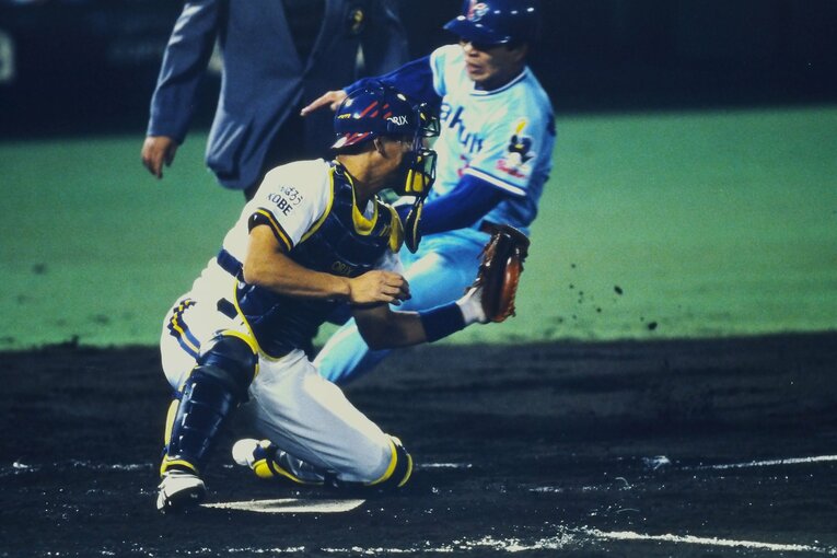 【連続写真2/8】1995年、オリックスとの日本シリーズで本塁突入する真中。捕手は中嶋聡　©Kazuaki Nishiyama