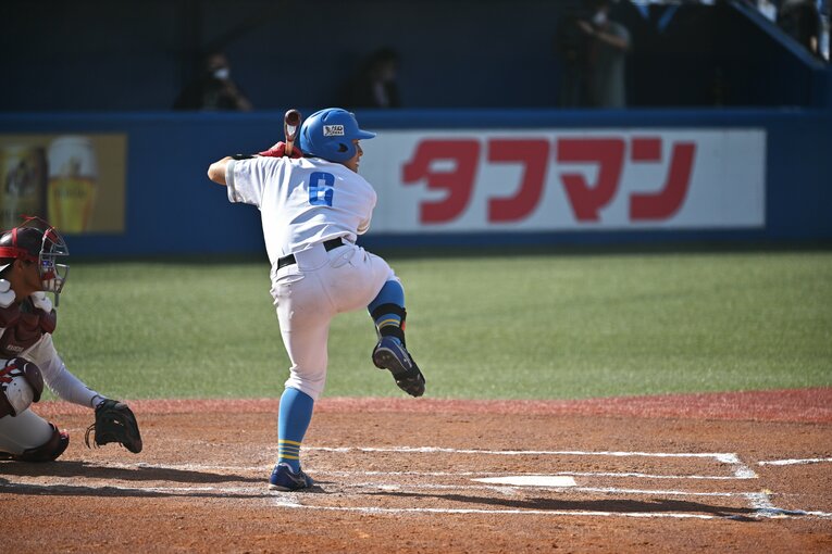 独特のバッティングフォームから好打を見せる東大・阿久津　©Hideki Sugiyama