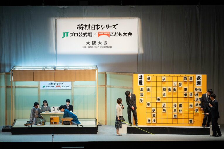 対局の真横で大盤解説が開催される　©Shiro Miyake