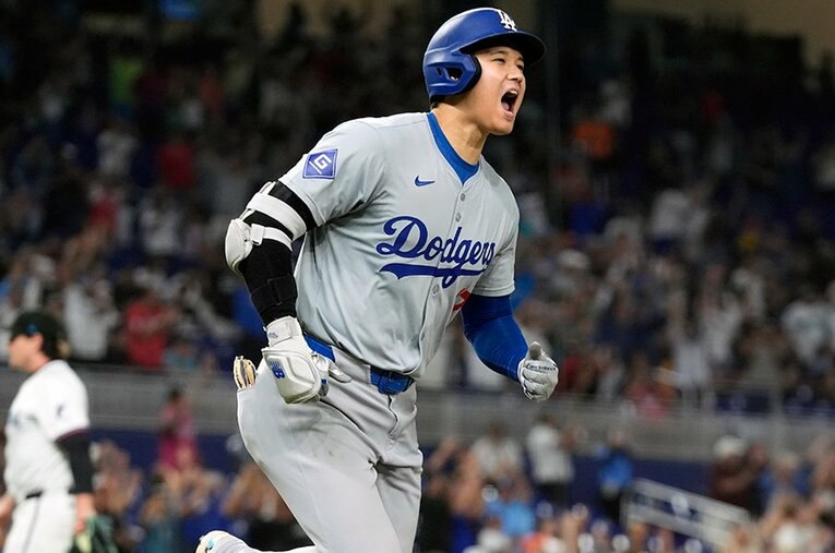 前人未到の50-50達成に加えて「6安打3本塁打10打点2盗塁」。大谷翔平が金字塔を打ち立てた伝説の1日を、番記者視点で振り返る ／ photograph by AP/AFLO