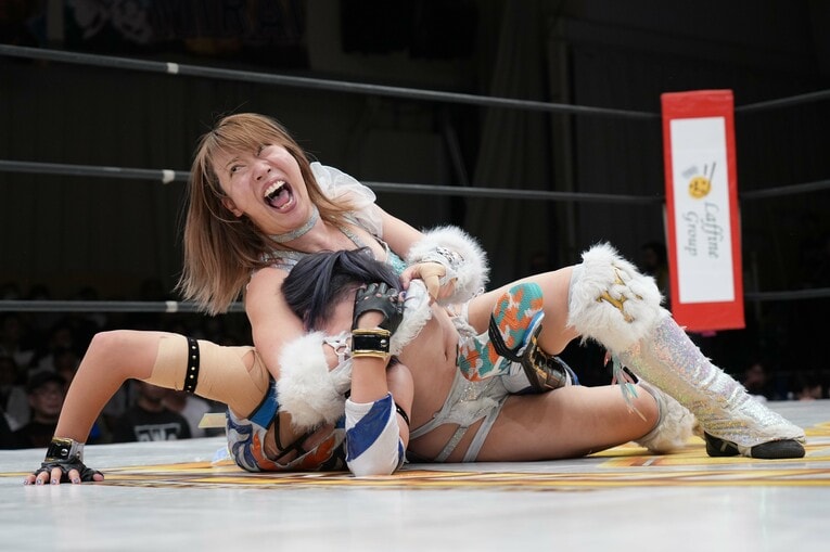 MIRAIをSTFで攻める桜井麻衣。8月30日、後楽園ホール　©Essei Hara