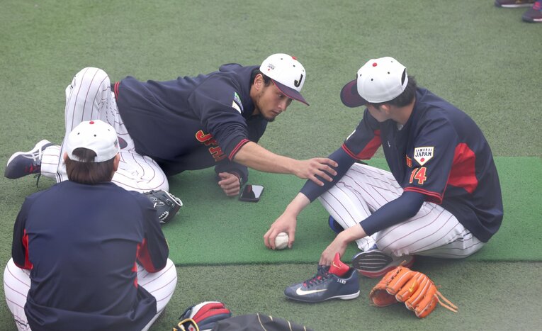 宮崎キャンプにて、全体練習後にダルビッシュから直接指導を受ける佐々木朗希と宮城大弥　©Hideki Sugiyama
