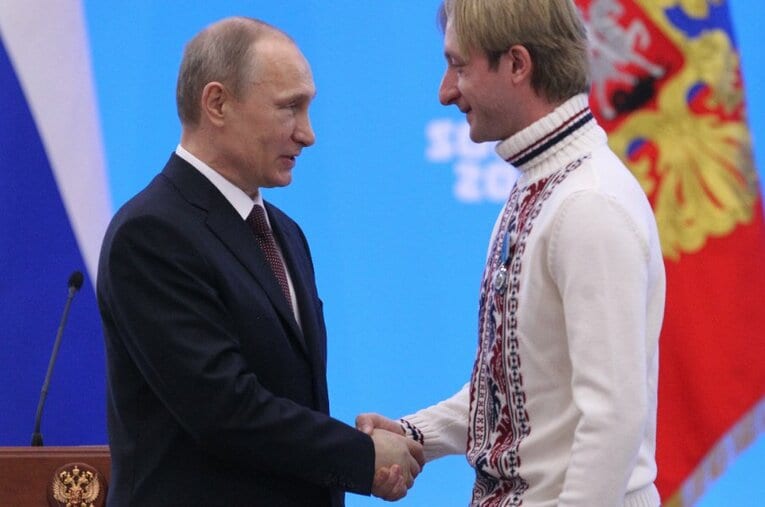 ロシアの世界選手権からの除外を「差別」だと訴えたプルシェンコと、握手を交わすプーチン ／ photograph by Getty Images