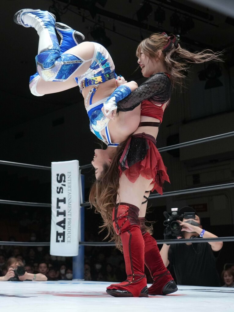 妃南を持ち上げる鹿島沙希　©Essei Hara