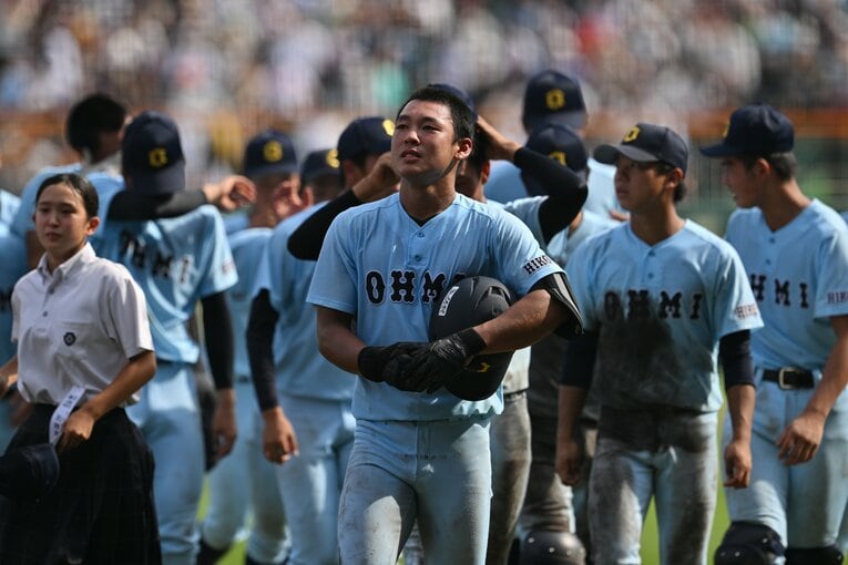 エース、主将、４番でチームを引っ張った近江高校の山田陽翔投手（中央）　©Hideki Sugiyama