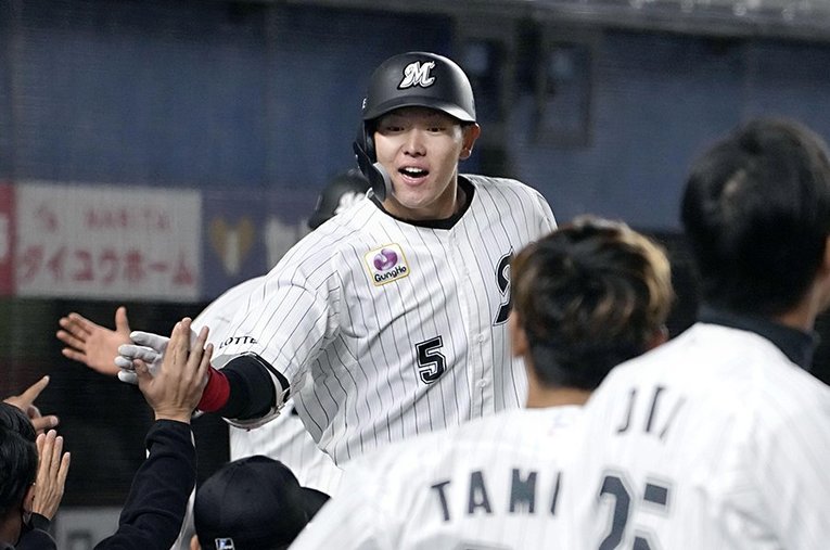 通算成績は9本塁打、75打点、打率.212の安田尚憲だが、将棋が趣味とのこと。“読みの深い”打撃を見せてほしい ／ photograph by Kyodo News