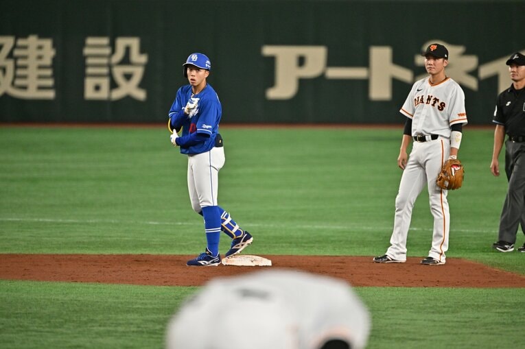 岡林の俊足は大きな武器だ　©Hideki Sugiyama