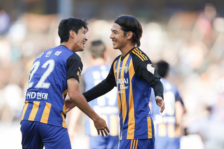 2023年のリーグ優勝がかかった一戦でキム・ミンヒョク（左）の決勝点をアシストし、ともに喜ぶ江坂　©FA photos　