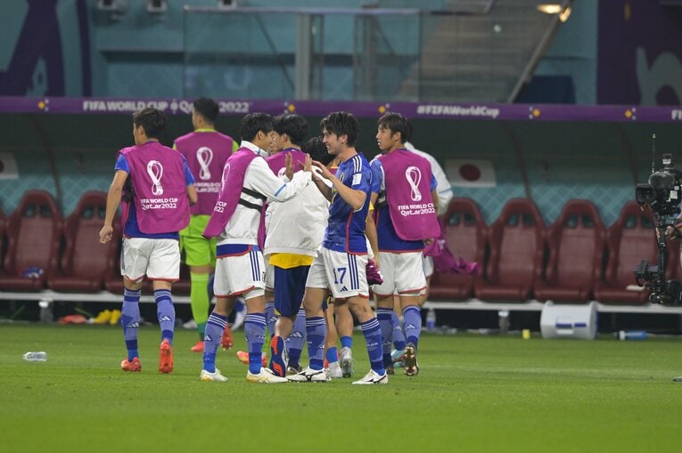 田中を祝福するメンバーたち（奇跡のゴールシーン　56／57）©Koki Nagahama/JMPA