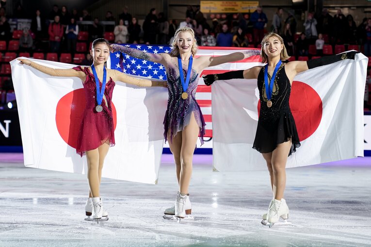 GPファイナル初の金メダルを獲得したアンバー・グレン（中央）と銀メダルの千葉百音（左）、銅メダルの坂本花織　©︎Getty Images