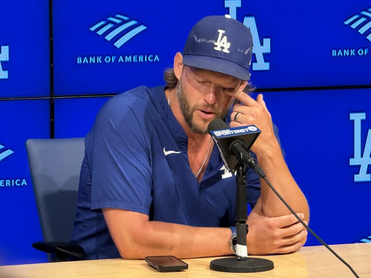 【全100枚超／涙なしには見られない…カーショーと大谷、ドジャースのテレビに映らない名場面】引退会見で涙するカーショー（写真はまだまだ続きます）　©Naoyuki Yanagihara