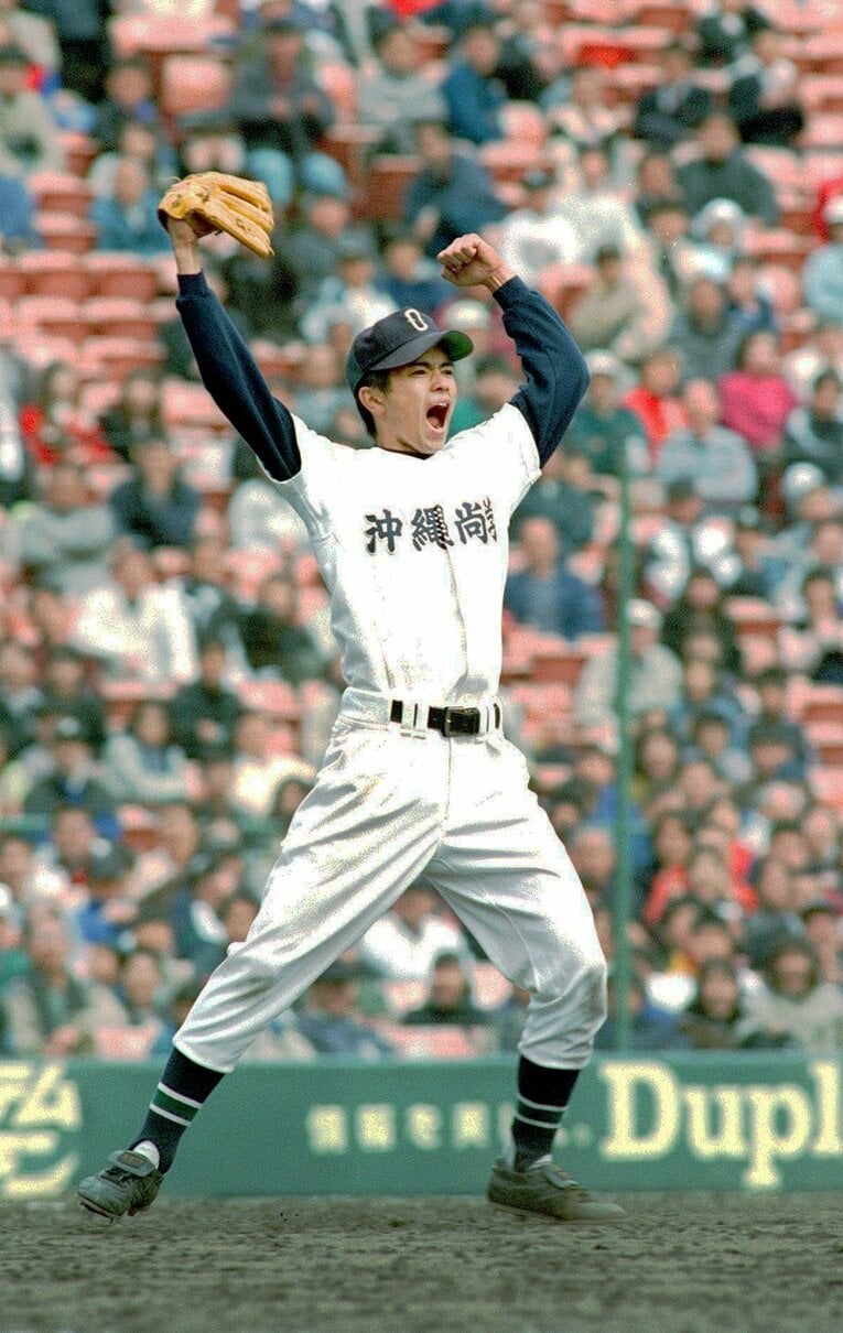 1999年のセンバツ、沖縄尚学エースだった比嘉公也（当時高3）。準決勝、PL学園相手に延長12回まで212球を投げ抜き完投勝利。この大会で沖縄勢初の甲子園優勝を果たす　©Sankei Shimbun