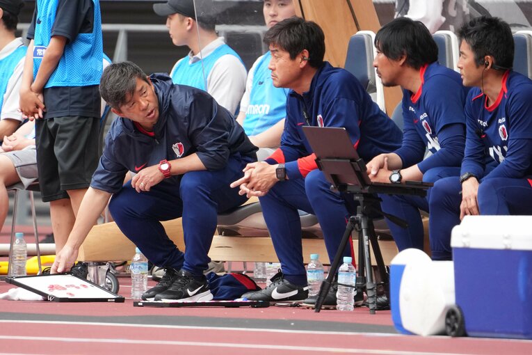 ベンチで戦略を練る鬼木監督　©Masashi Hara