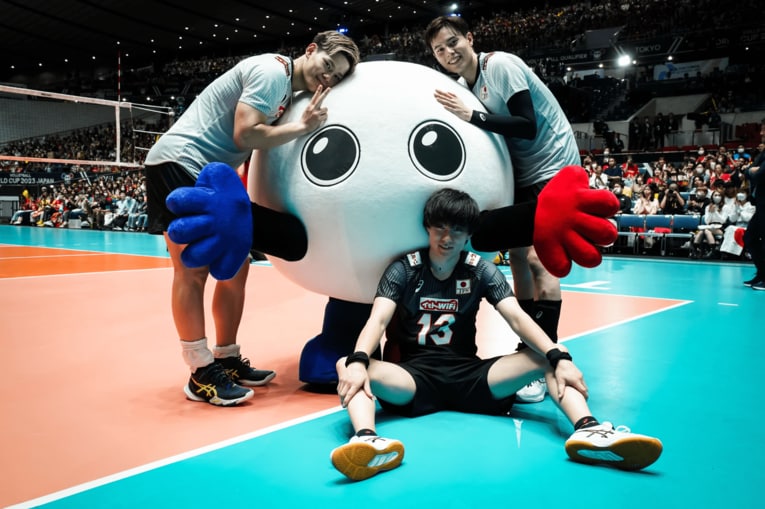 バボちゃんと戯れる西田有志と高橋藍。今大会、初出場となったリベロ小川智大も参加して記念撮影（手前）©︎Yuki Suenaga