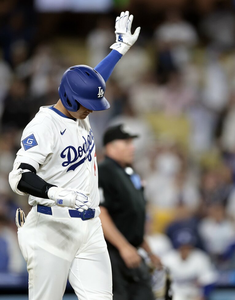 2度目の死球後、騒然となるドジャースベンチに向かって手を挙げて“心配ない”とばかりに　（全5枚中の4枚目）　©Getty Images
