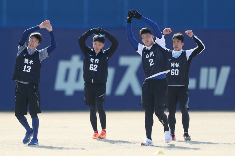 新人合同自主トレで初々しい表情を見せる岡林（一番右）　©︎JIJI PRESS