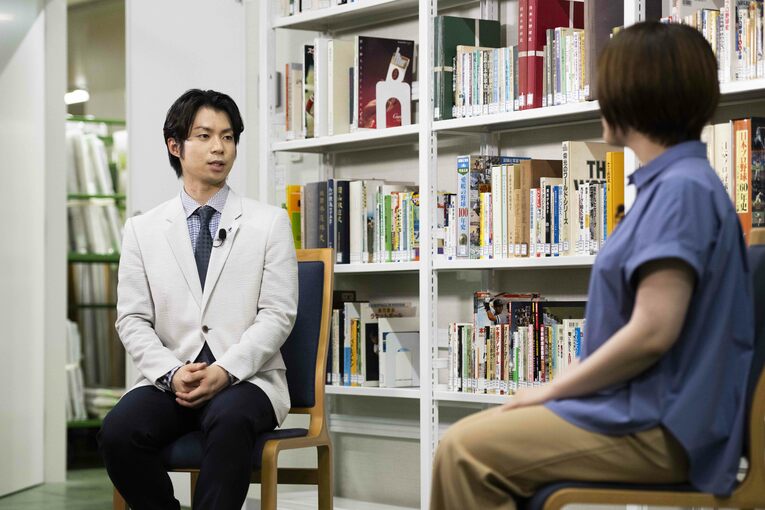 学芸員との対話も白熱　©Asami Enomoto