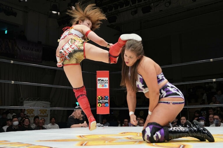 ボジラに強烈な後ろ回し蹴りを見舞う　©Essei Hara