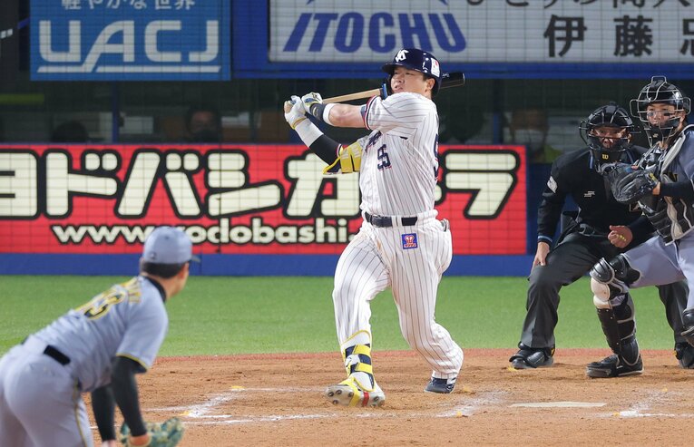 4月17日の阪神戦、村上宗隆は第5打席でフルスイング。空振りとなった直後、自ら交代を申し出てベンチへ下がった。ケガの再発で再び登録抹消に　©Sankei Shimbun