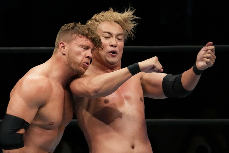 オカダもエルボーで応戦