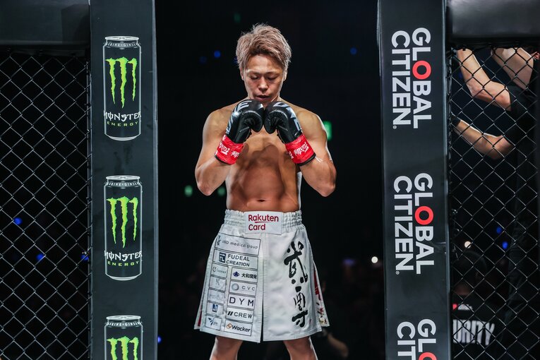 ケージに踏み入れる武尊。11月16日、有明アリーナ　©ONE Championship