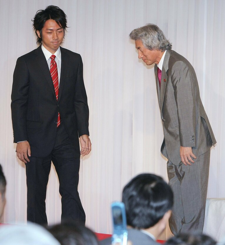 2008年9月、支持者の講演会で次男の進次郎氏を紹介する小泉純一郎元首相　©JIJI PRESS