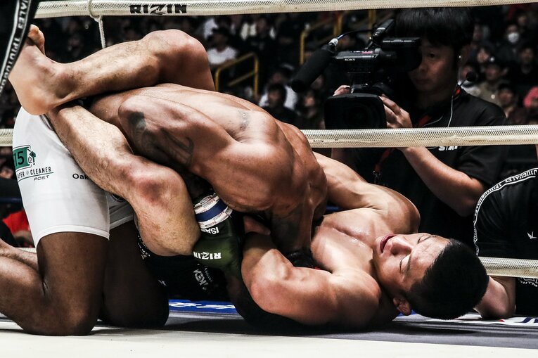 やや劣勢な展開だったが、フロントチョークで見事に一本勝ち　©RIZIN FF Susumu Nagao