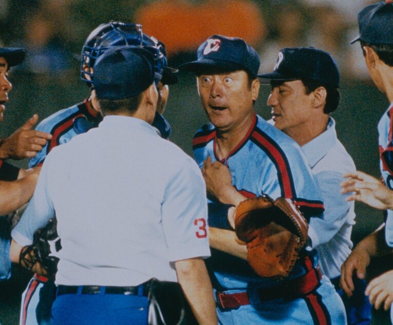 ロッテ時代、審判に詰め寄る金田監督（複写）　©Sports Graphic Number